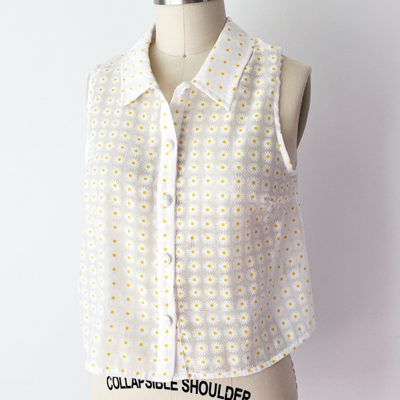 Le Lis White and Yellow Daisy Button-Up Blouse Stitch Fix - Picture 1 of 7